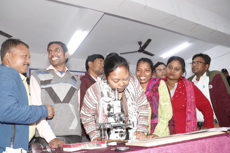 विज्ञान की प्रायोगिक कक्षा को रूचिकर बनाने शिक्षक को मिली ट्रेनिंग
