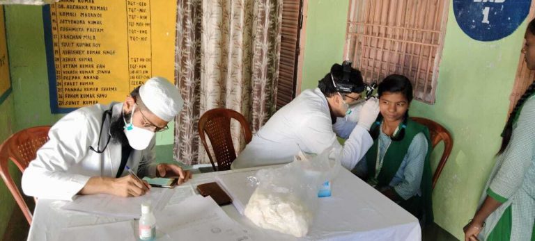 Deoghar news : एम्स के चिकित्सकों ने की देवीपुर के 120 स्कूली बच्चों की जांच, तैयार होगा डेटा