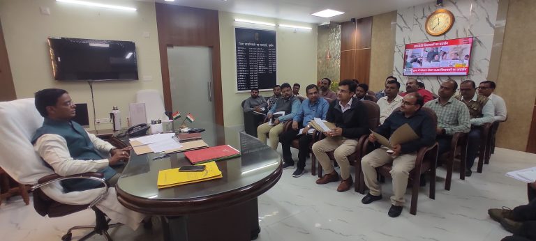 किसानों को आसानी से उपलब्ध होगा उर्वरक- डीएम