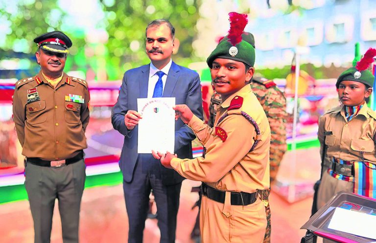 बेहतर कार्य करने वाले एनसीसी के अफसर व कर्मचारी सम्मानित