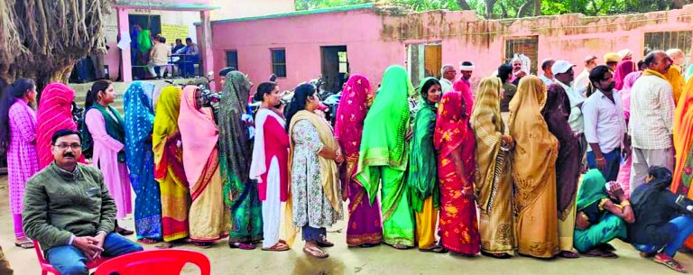 जिले में तीसरे चरण में 41.72 प्रतिशत हुआ मतदान