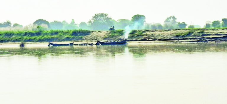 ग्यासपुर के समीप सरयू नदी में डूबी नाव, सभी लोग सुरक्षित निकले बाहर
