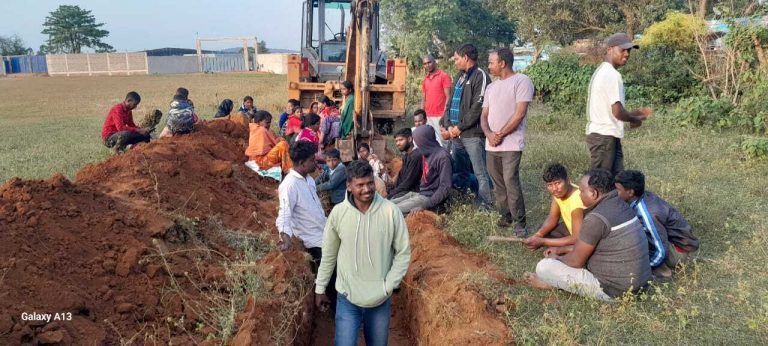 सोलर पावर प्लांट ग्रीड की चहारदीवारी निर्माण कार्य को ग्रामीणों ने रोका