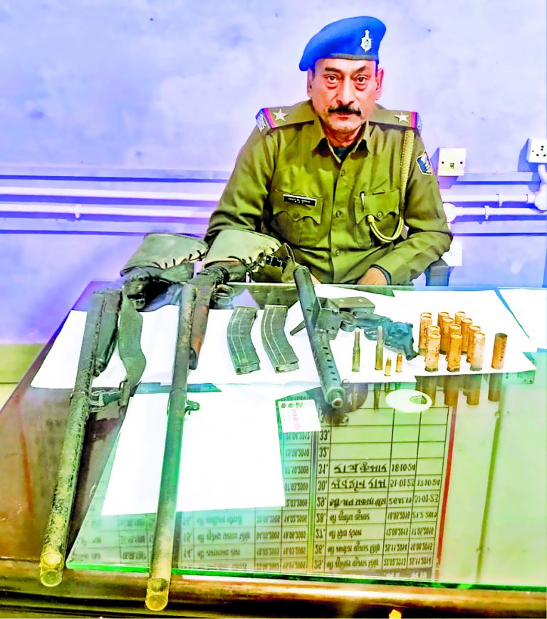 घर के बेसमेंट से कार्बाइन व रिवाॅल्वर सहित चार हथियार व कारतूस बरामद