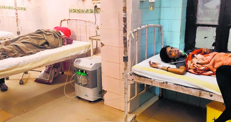 सदर अस्पताल में दो मरीजों को एक कंस्ट्रेटर से दिया जा रहा ऑक्सीजन