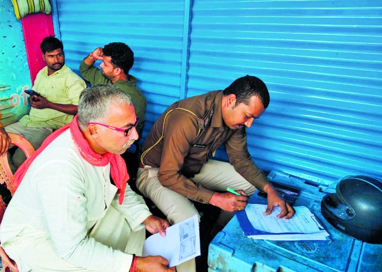 वाहन की ठोकर से बाइक सवार महिला की मौत