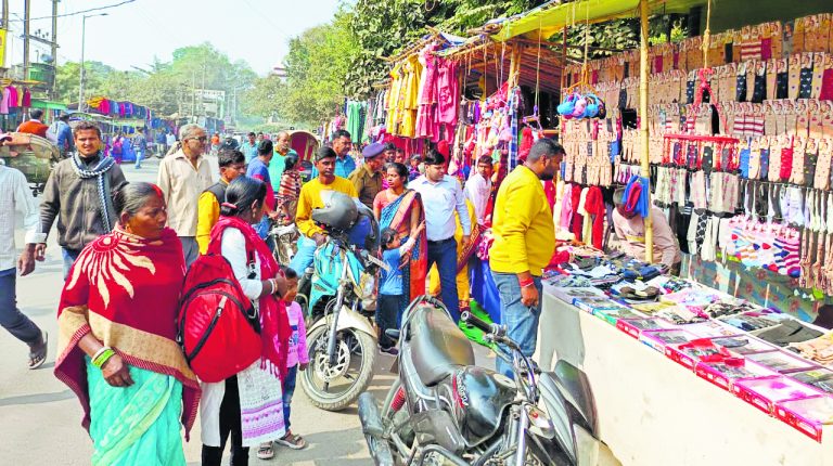 Chhapra News : नगरपालिका और थाना चौक के आसपास से हटाया गया अतिक्रमण