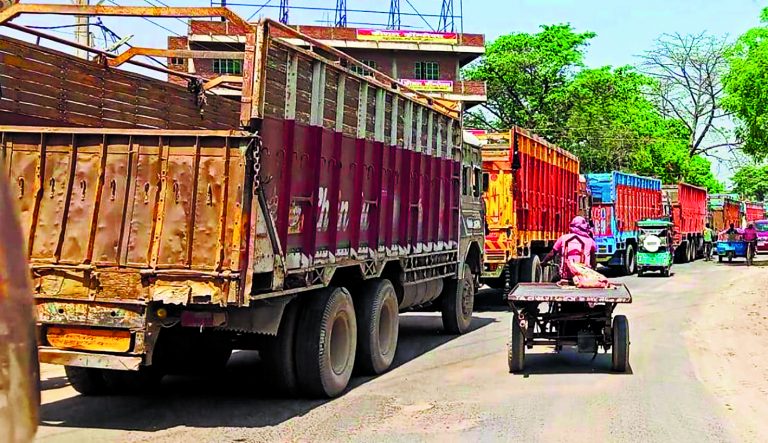 Chhapra News : छपरा-पटना एनएच पर बालू लदे ट्रक चालकों की मनमानी से लग रहा जाम