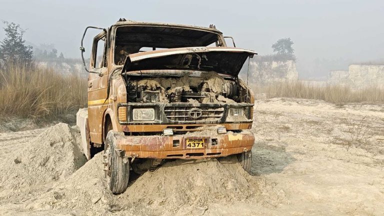 स्लरी उठाव करनेवालों को हथियारबंदों ने पीटा