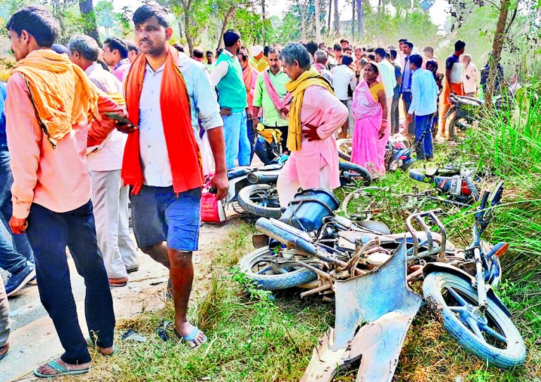 Chhapra News : अनियंत्रित कार की ठोकर से दो  युवक घायल, छह वाहन छतिग्रस्त