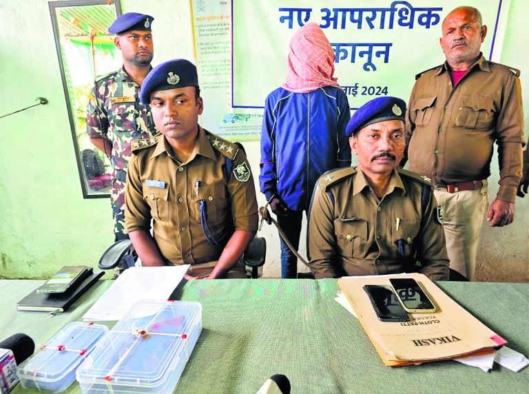 Buxar News : चोरी की तीन बाइकों व दो कट्टों के साथ तीन शातिर गिरफ्तार
