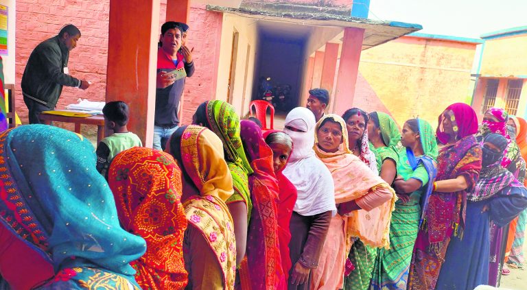 Gopalganj News  : पैक्स चुनाव में ठंड पर भारी पड़ा वोटरों का उत्साह, जमकर हुई वोटिंग