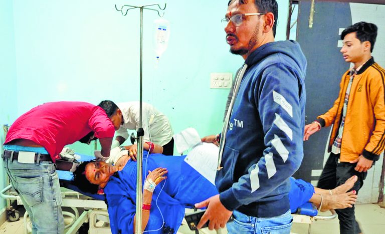 पूर्व के विवाद को लेकर महिला को मारा चाकू