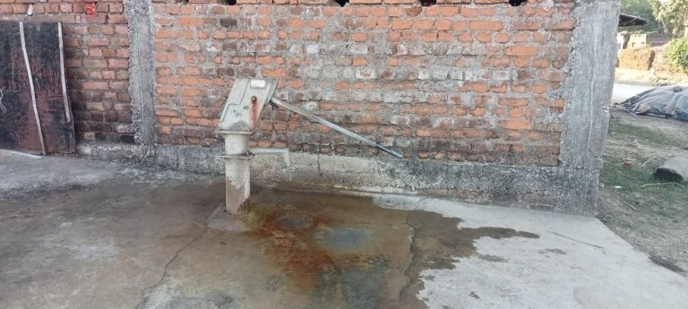 झुरकुसिया एक चापानल के भरोसे 200 की आबादी झुरकुसिया एक चापानल के भरोसे 200 की आबादी