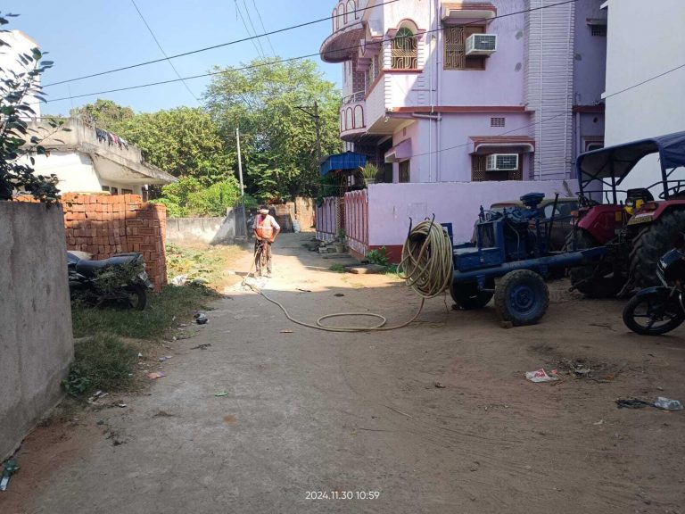 Deoghar news :सहायक नगर आयुक्त के आदेश के बाद बाबा मंदिर के कई इलाके में पाइप बिछाने के काम में आयी तेजी