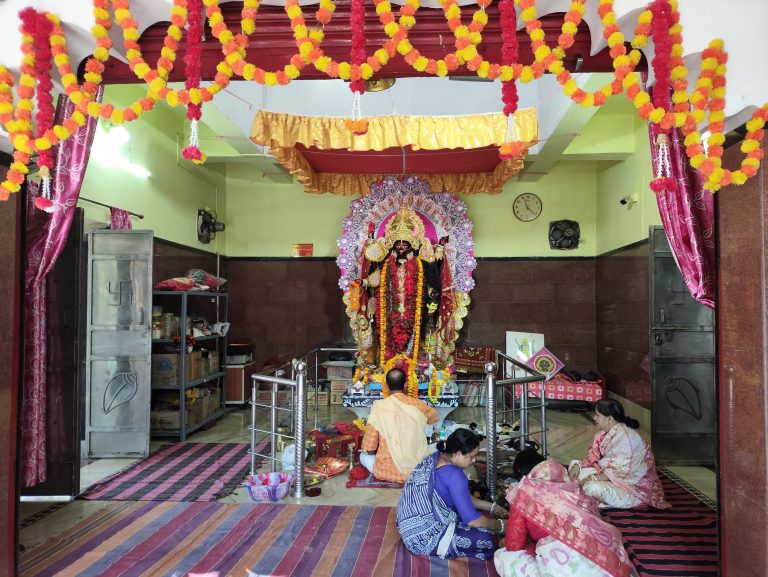 अमावस्या पर शहर के विभिन्न मंदिरों में काली की भक्तों ने की पूजा अर्चना