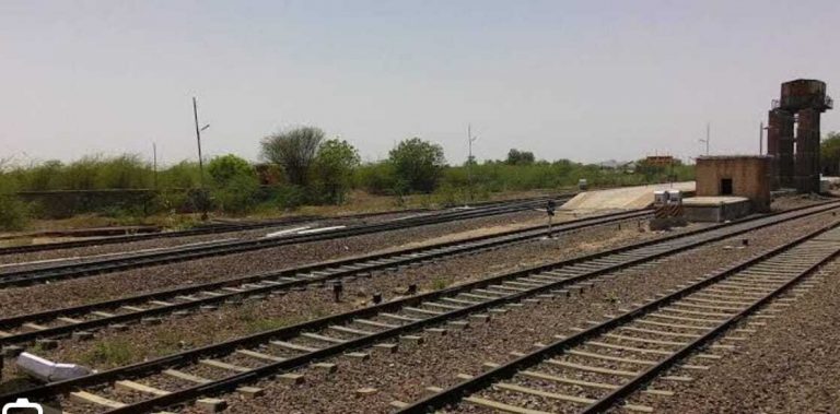 रेल पटरी पर बना रहा था रील, ट्रेन की चपेट में आने से किशोर की हुई मौत