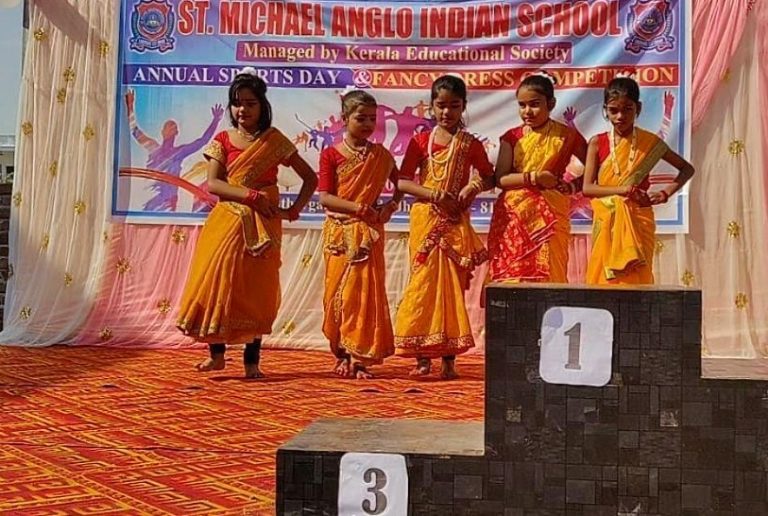 Godda News: विभिन्न पात्राें में बच्चों ने दिखायी सृजनशीलता