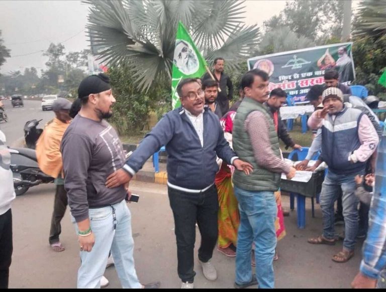 Jharkhand news. झायुमो ने मजदूरों के बीच लड्डू बांटकर जीत का जश्न मनाया