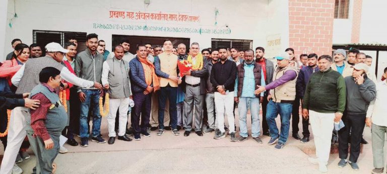 सेवानिवृत्ति पर प्रधान सहायक को दी गयी विदाई