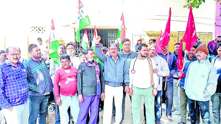 सातग्राम इनक्लाइन बंद करने के विरोध में ईसीएल प्रबंधन के खिलाफ प्रदर्शन