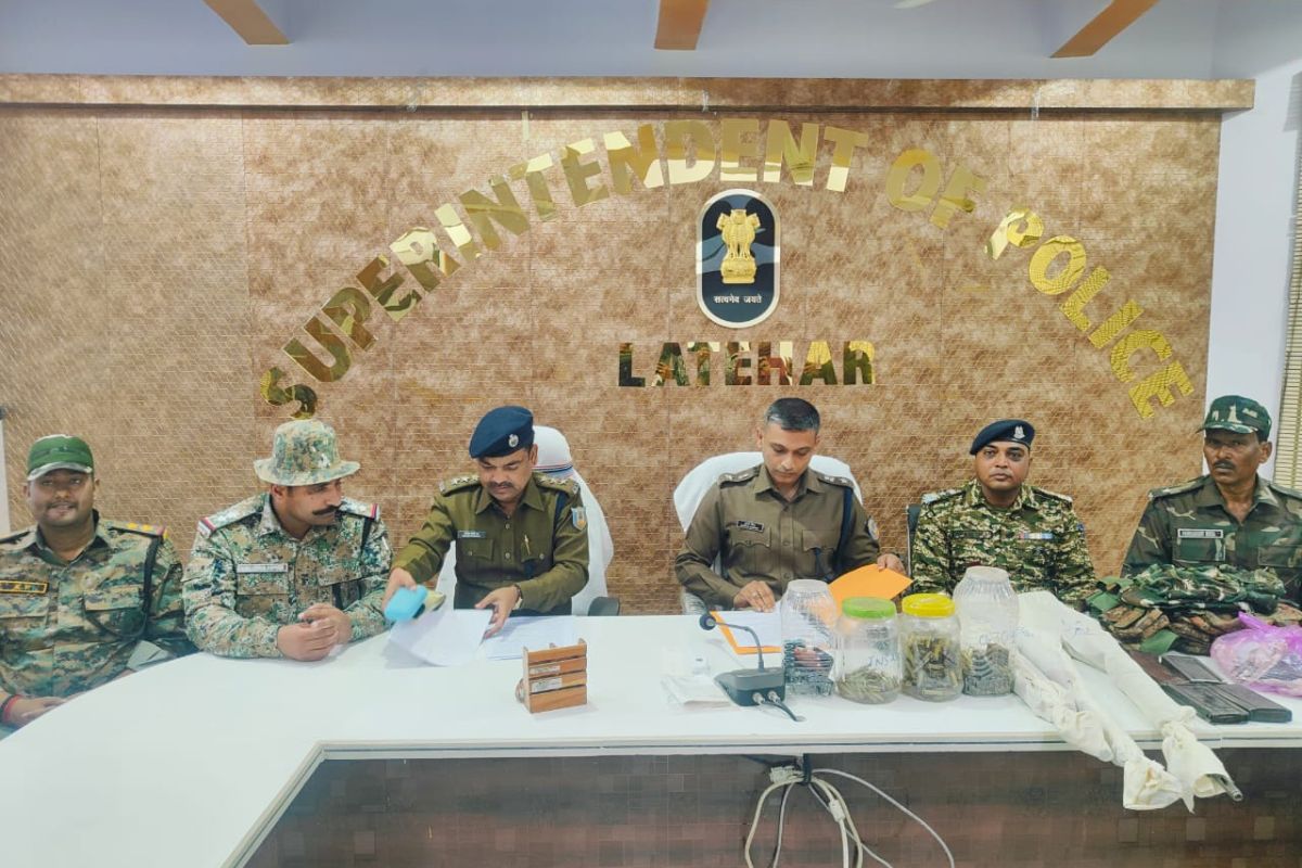 नक्सली मुठभेड़ की जानकारी देते एसपी कुमार गौरव