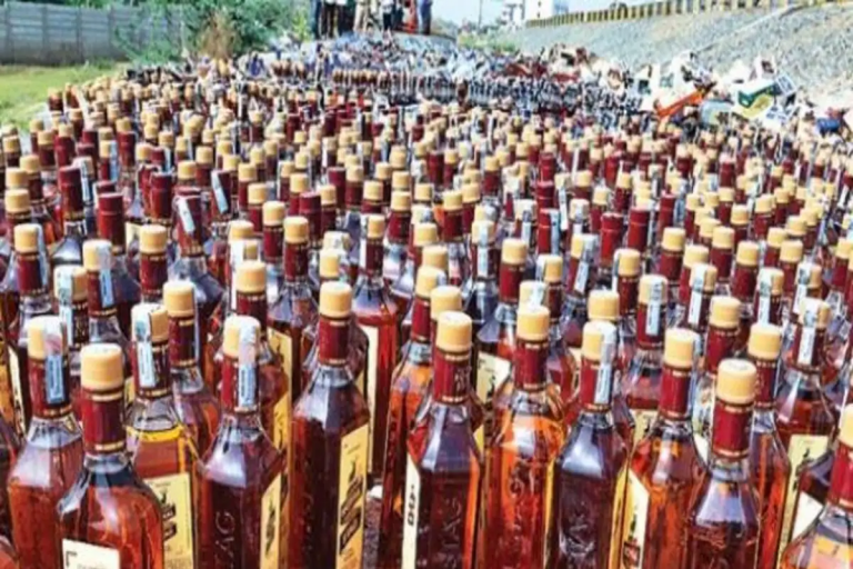 Muzaffarpur News: ट्रेन के शौचालय में छुपा कर ला रहा था शराब, पुलिस को देखा तो भागा, दो तस्कर गिरफ्तार