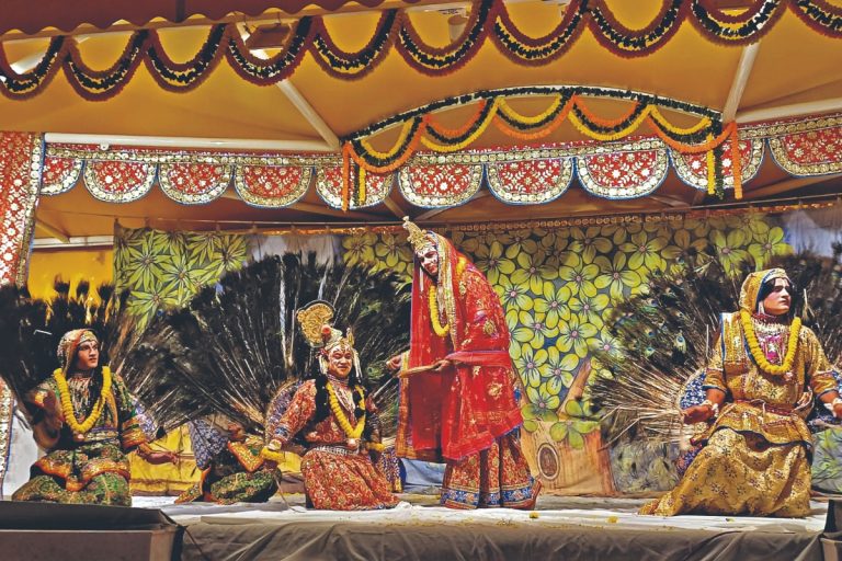 देवघर के रिखियापीठ में उतरा वृंदावन, गीत-संगीत के साथ शुरू हुआ कार्यक्रम