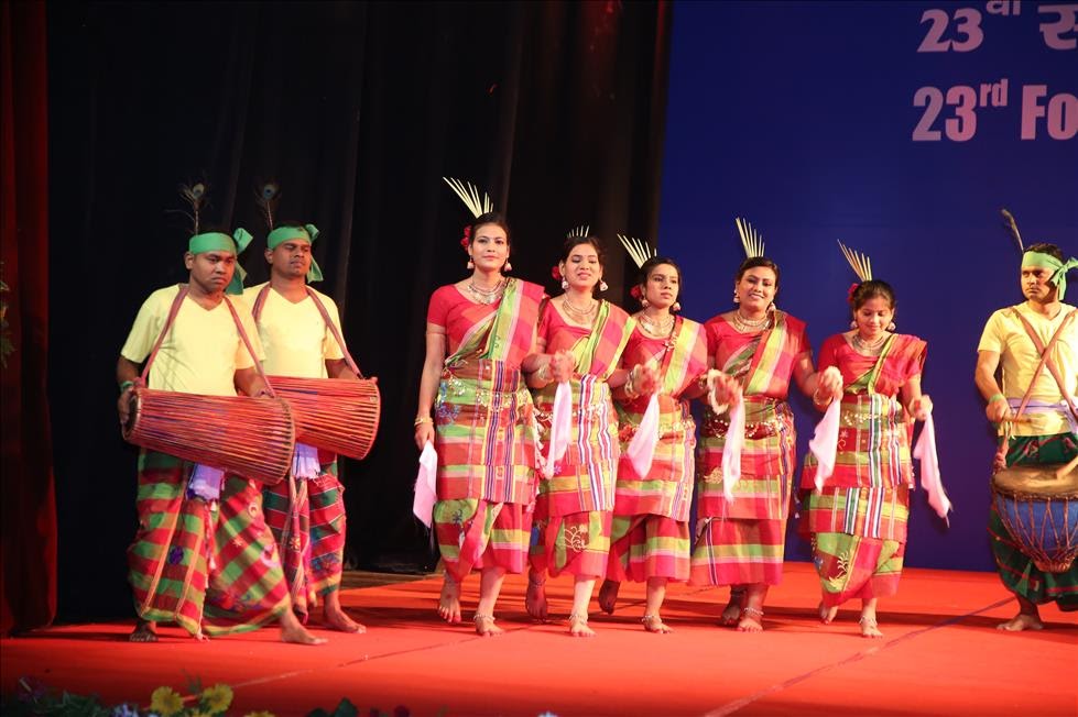 Tribals Festival : दोसोन अर्थात दुसमी पर्व के दौरान हर संताल गांव में उत्सव का माहौल छा जाता है. गांव के लोग अपने बेटी-दामाद और अन्य रिश्तेदारों को आमंत्रित करते हैं. पारंपरिक पकवानों की महक और मांदर-नगाड़ों की थाप से गांव की गलियां गूंज उठती हैं.