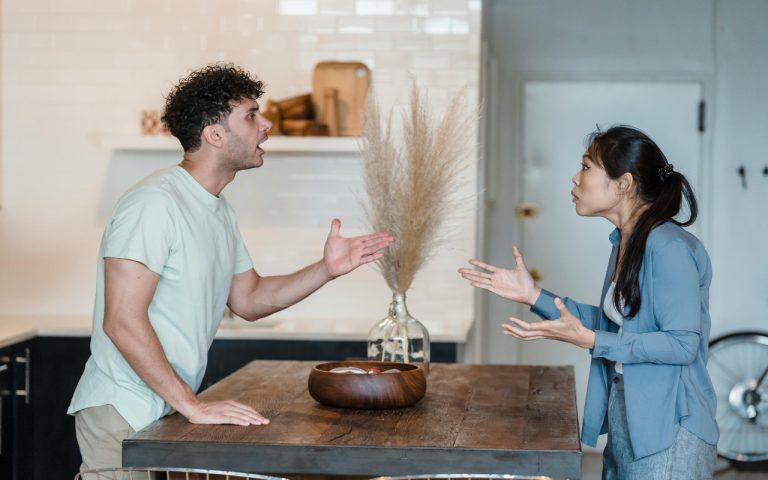 Vastu Tips: परिवार में लड़ाई-झगड़े खत्म होने के साथ ही निगेटिव एनर्जी भी होगी दूर, जानें क्या है तरीका