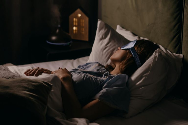 Vastu Tips: रात को सोने से पहले इन चीजों को निकालें कमरे से बाहर, कारण जान उड़ जाएंगे होश