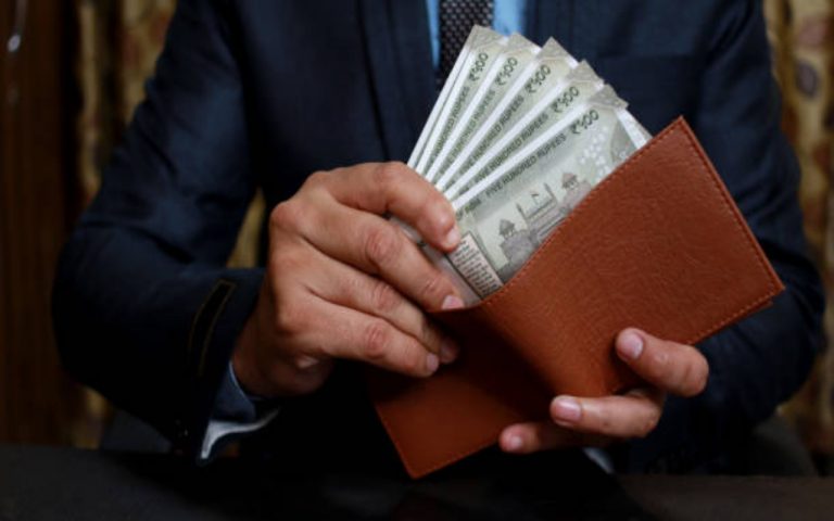 Vastu Tips: पैसों से भर जाएगी खाली तिजोरी, घर के दक्षिण दिशा में रख दें ये एक चीज
