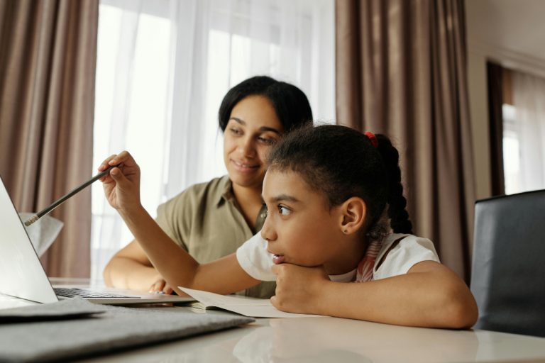 Parenting Tips: आपके बच्चे क्यों भाग रहे पढ़ाई से दूर? कारण जान उड़ जाएंगे होश