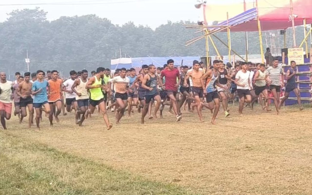 फिजिकल टेस्ट में दौड़ लगाते अभ्यर्थी