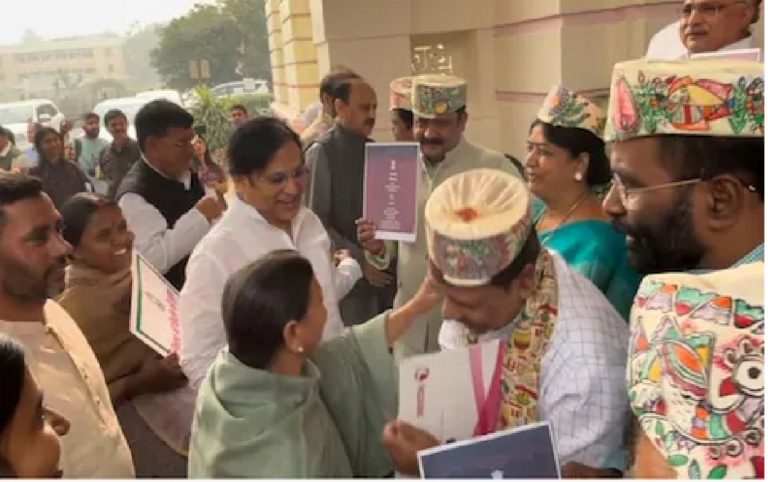 RJD-BJP के माननीयों की तस्वीर देख सब हैरान, देखिए वीडियो राबड़ी ने दिलीप के कंधे पर हाथ रखकर क्या पूछा?