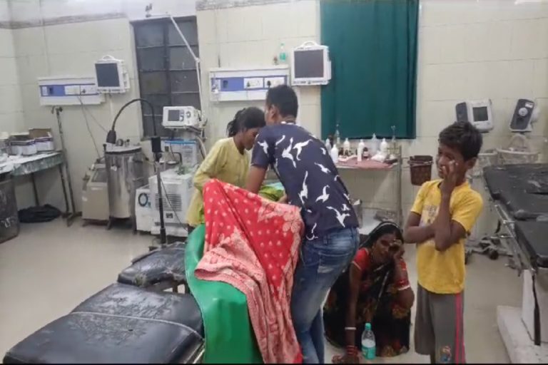 ‍Bihar News: समस्तीपुर में एंबुलेंस के अभाव में इमरजेंसी कक्ष में घंटों तड़पता रहा बीमार बच्चा