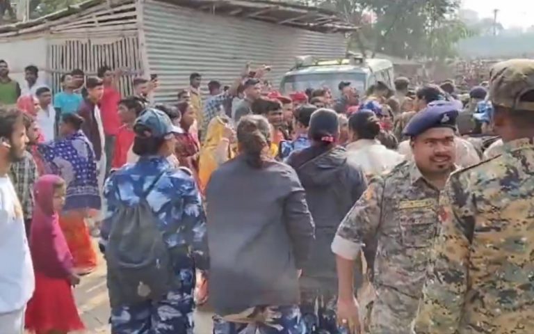 Bihar News: बेगूसराय में DM तुषार सिंगला को भीड़ ने बनाया बंधक, छुड़ाने के लिए पहुंची कई थाने की पुलिस