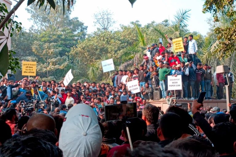 BPSC Protest: Re-exam के नारे से गूंजा पटना का गांधी मैदान, अभ्यर्थियों को मिला प्रशांत किशोर का साथ