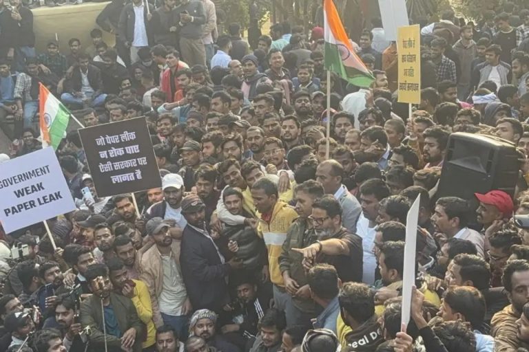 Patna: BPSC अभ्यर्थियों ने प्रशांत किशोर के नेतृत्व में निकाला मार्च, बढ़ाई गई मुख्यमंत्री आवास की सुरक्षा