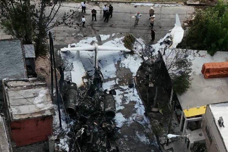 Plane Crash Video : हवाई अड्डे के पास विमान दुर्घटनाग्रस्त, सामने आया मौत का मंजर