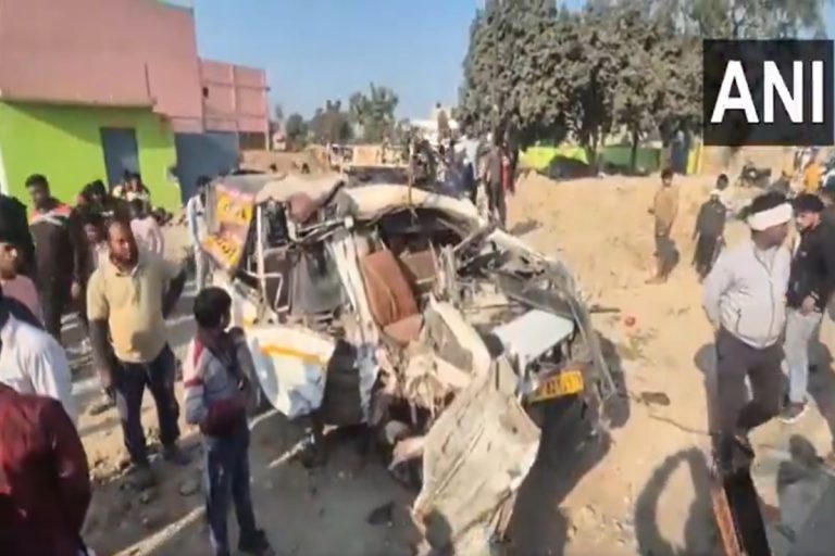 Big Accident: उत्तर प्रदेश के हाथरस में पिकअप वैन और कूरियर कंटेनर की जोरदार टक्कर, हादसे में 7 लोगों की मौत