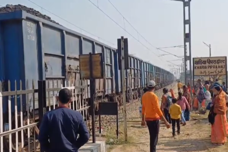 Train Accident in Bihar: चलते-चलते अचानक दो हिस्सों में बंटी ट्रेन, 2 घंटे बाधित रहा परिचालन