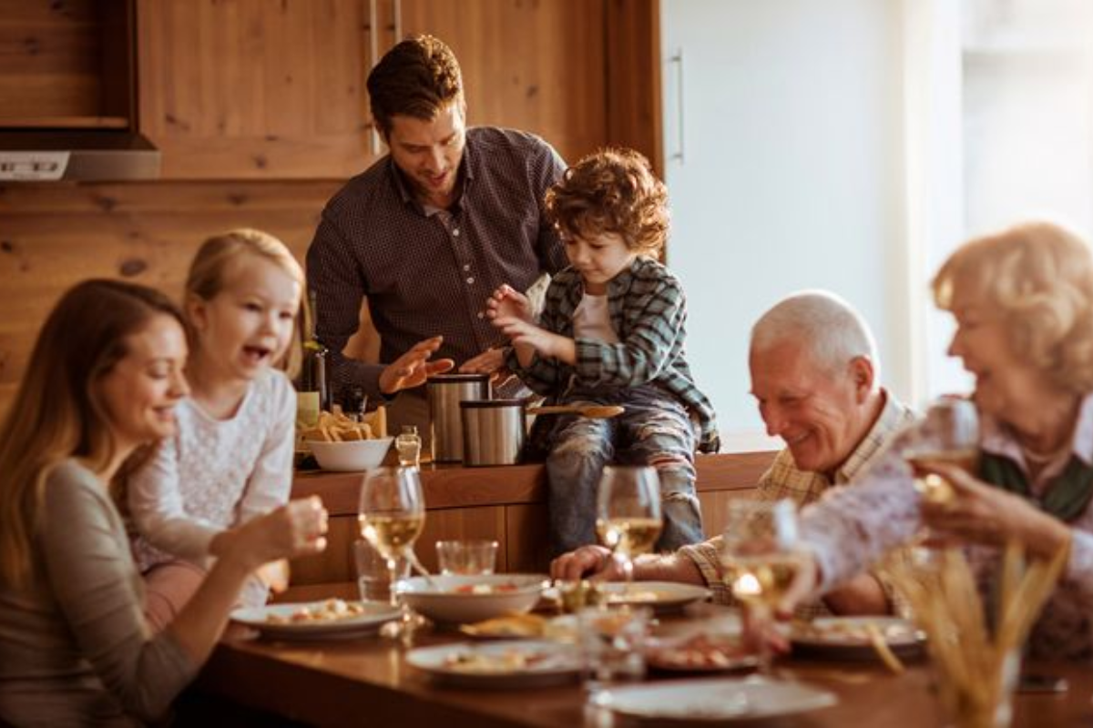 Parenting Tips:  घर पर आए हुए हैं मेहमान तो बच्चों के साथ न करें ये व्यवहार