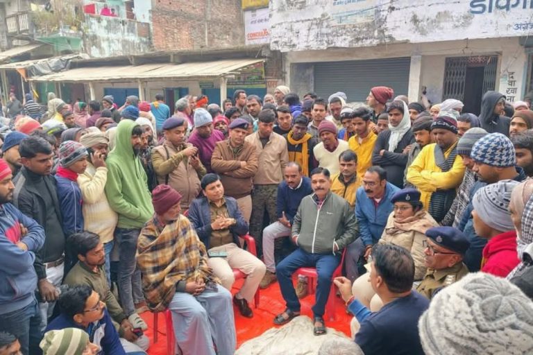 दरोगा जी को रास्ता न देना बुजुर्ग को पड़ा भारी, भरे बाजार की जूते से पिटाई