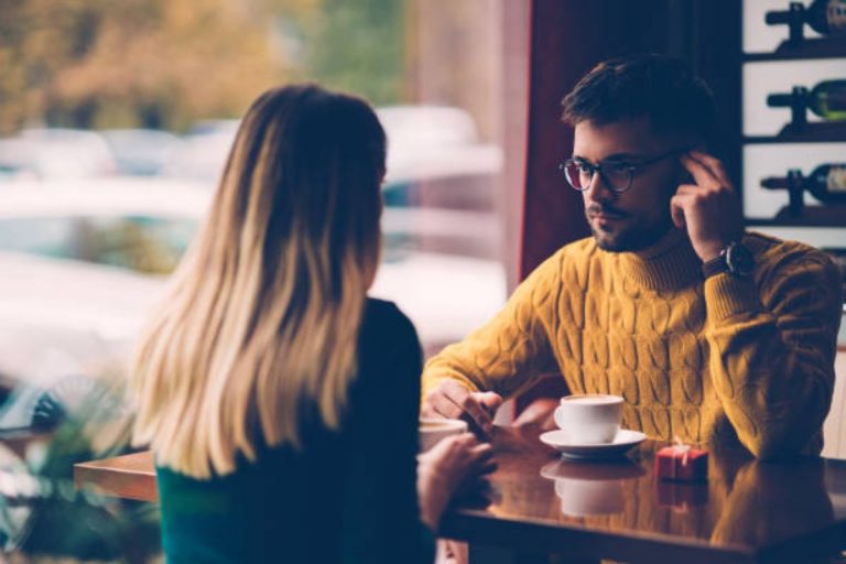 Relationship Tips: अपने पार्टनर को कभी न दें ये गिफ्ट, रिश्ते की डोर होगी कमजोर