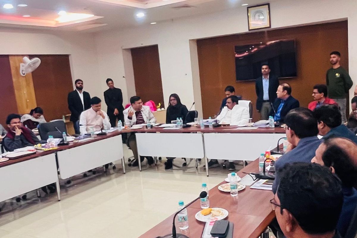प्रोजेक्ट भवन में अधिकारियों के साथ समीक्षा करते उद्योग मंत्री संजय प्रसाद यादव
