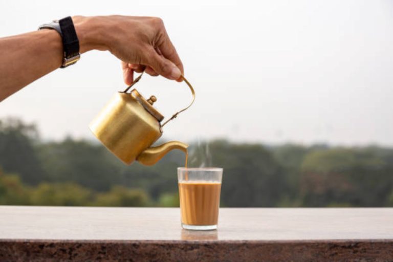 Tea Side Effects: सर्दियों में ले रहें कई बार चाय की चुस्की तो हो जाएं सावधान, घेर लेंगी कई बीमारियां