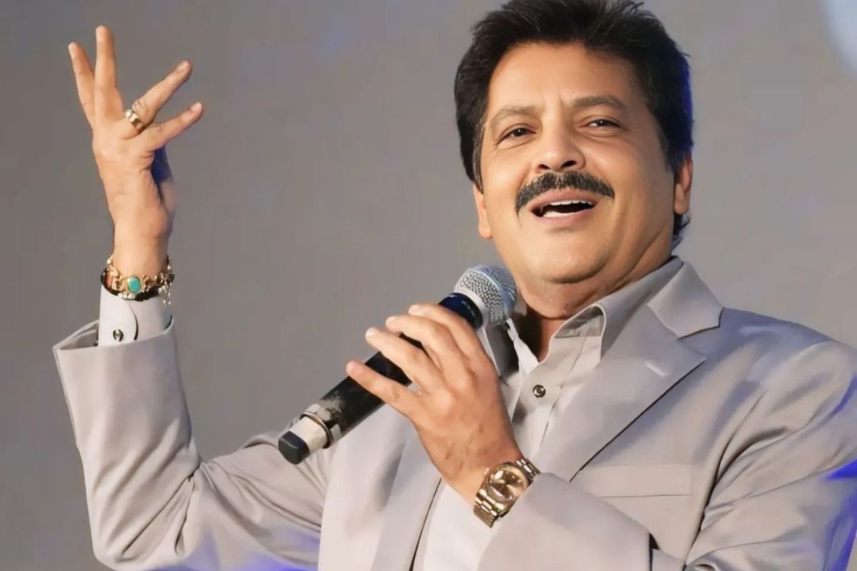 Udit Narayan reaction on kissing female fans