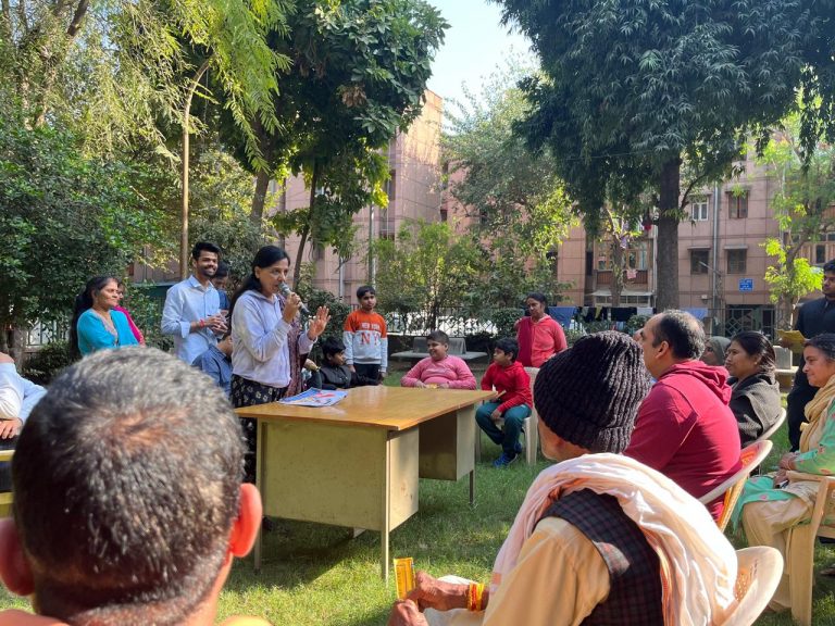 Delhi Election: कॉलोनियों में घूमकर लोगों से सुझाव मांग रही भाजपा और आप 