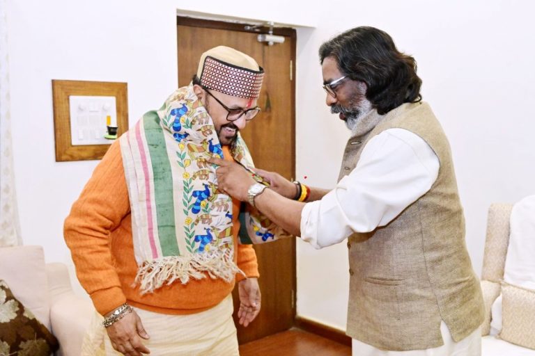 मुख्यमंत्री हेमंत सोरेन को मिला महाकुंभ मेला में शामिल होने का न्योता, पवित्र गंगाजल भी किया गया भेंट